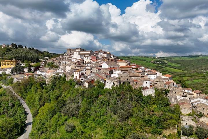 Nelle sue grotte si produce un formaggio buonissimo: è il borgo di pietra più buono (e bello) della Campania