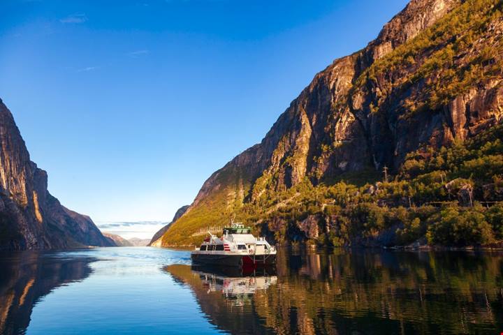 La spettacolare strada della Norvegia che scala un fiordo di 900 metri con 27 tornanti da brivido