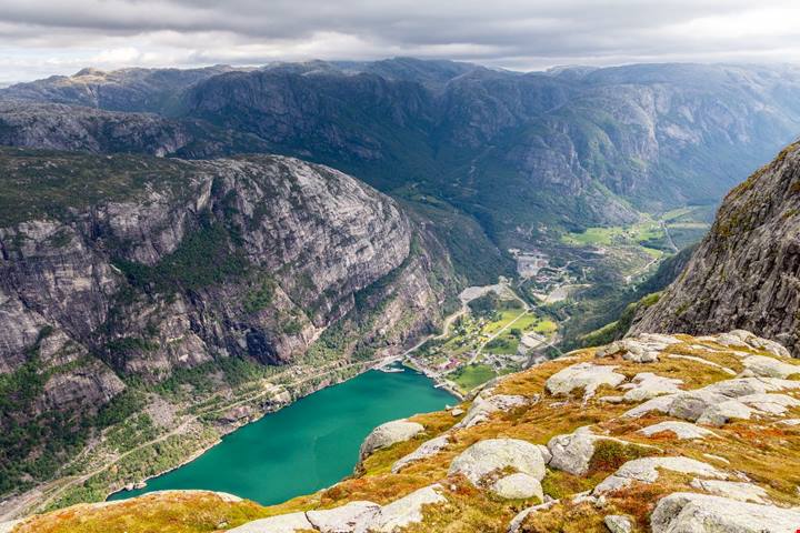La spettacolare strada della Norvegia che scala un fiordo di 900 metri con 27 tornanti da brivido