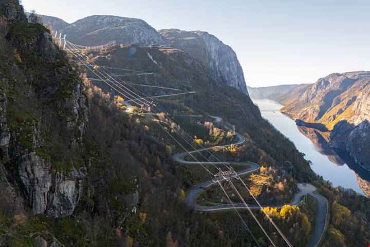 La spettacolare strada della Norvegia che scala un fiordo di 900 metri con 27 tornanti da brivido