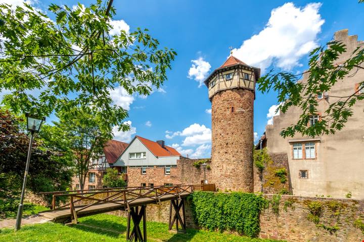 Un sogno a occhi aperti tra legno e guglie di mattoni: questa città tedesca sembra il set di una fiaba dei fratelli Grimm