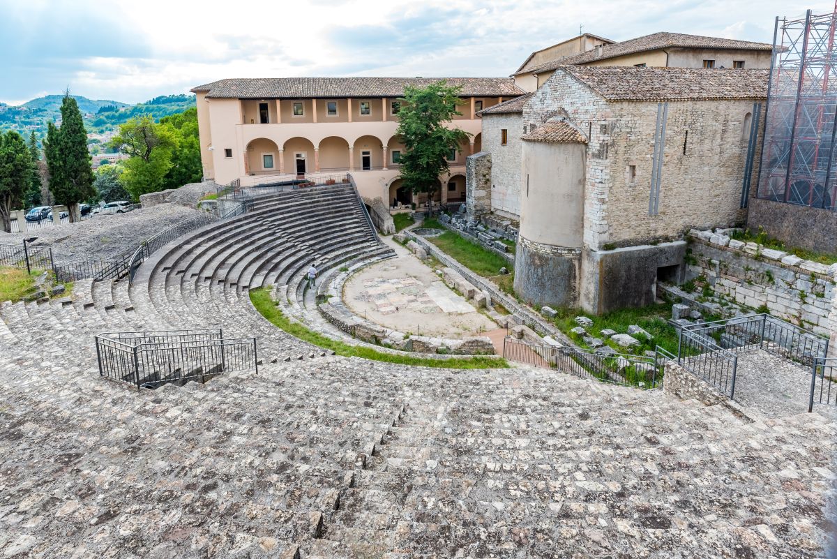 Molti vanno ad Assisi ma ignorano questo tesoro: in Umbria c'è una cattedrale che custodisce l'ultima opera del pittore ribelle