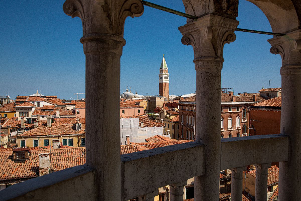 È la scala che non porta da nessuna parte: solo da qui potrai ammirare la città al riparo dal caos dei turisti