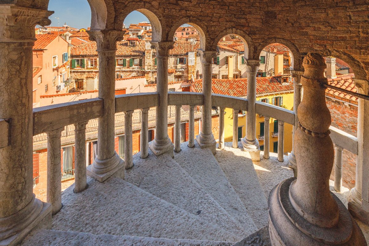 È la scala che non porta da nessuna parte: solo da qui potrai ammirare la città al riparo dal caos dei turisti