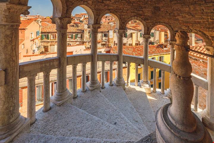 È la scala che non porta da nessuna parte: solo da qui potrai ammirare la città al riparo dal caos dei turisti