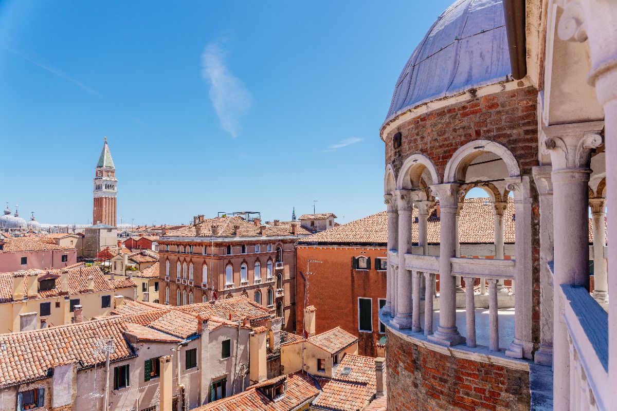 È la scala che non porta da nessuna parte: solo da qui potrai ammirare la città al riparo dal caos dei turisti