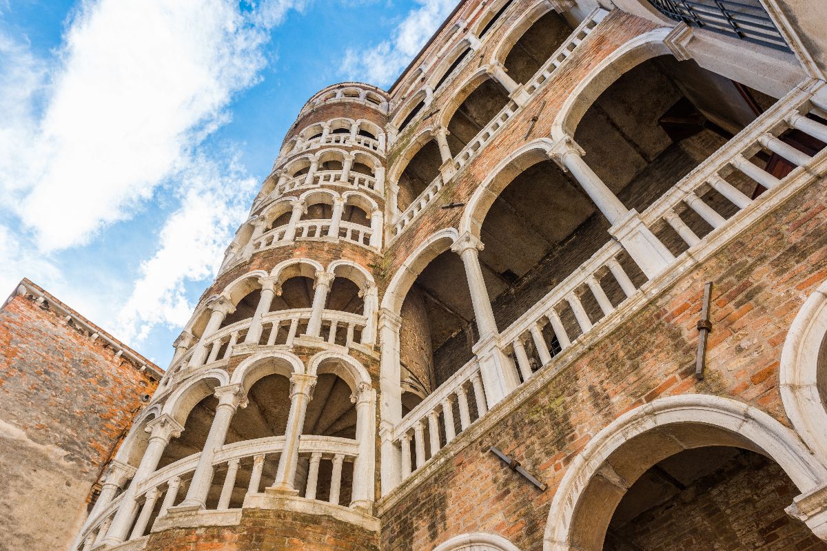 È la scala che non porta da nessuna parte: solo da qui potrai ammirare la città al riparo dal caos dei turisti