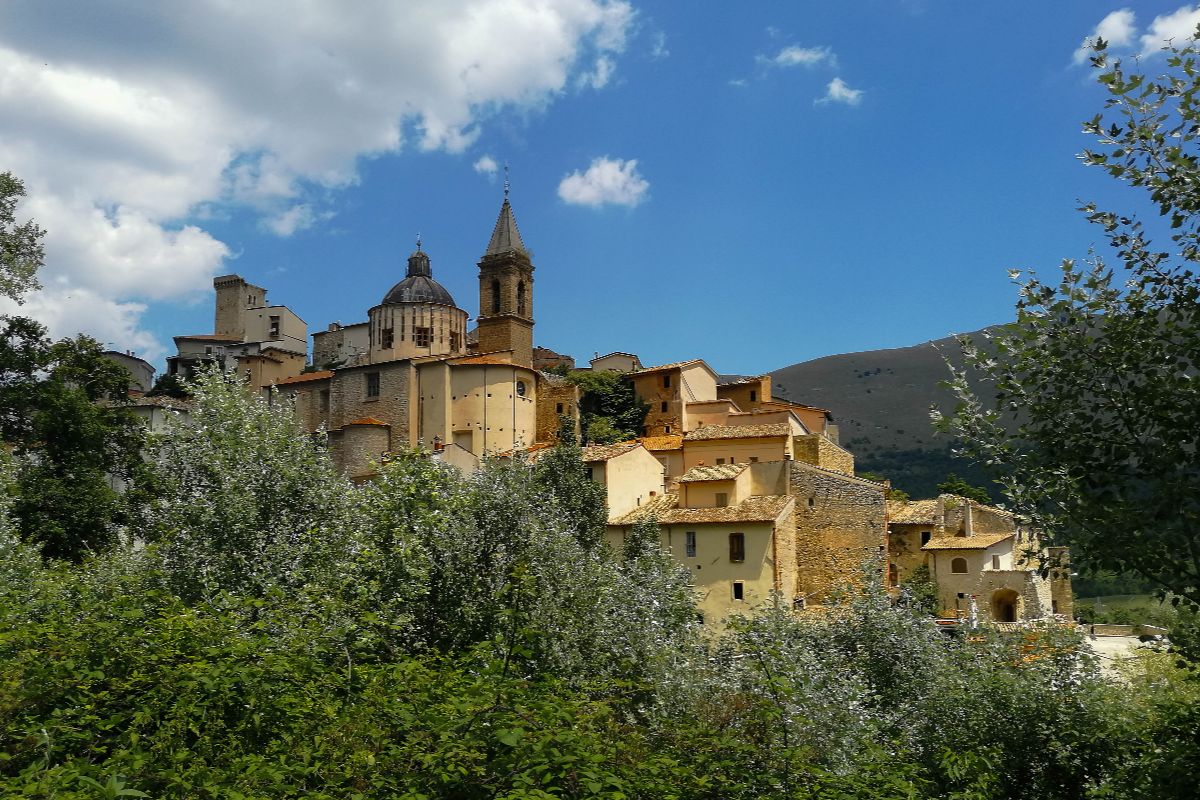 Centinaia di serpenti in processione: il 1° maggio in Abruzzo c'è la processione più incredibile del nostro Paese