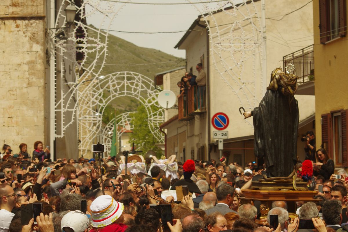 Centinaia di serpenti in processione: il 1° maggio in Abruzzo c'è la processione più incredibile del nostro Paese