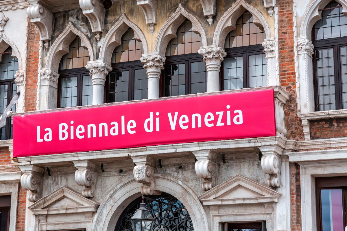 Molto più di una mostra: la guida segreta alla Biennale 2026 per scoprire le opere che faranno discutere il mondo