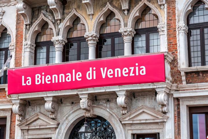 Molto più di una mostra: la guida segreta alla Biennale 2026 per scoprire le opere che faranno discutere il mondo