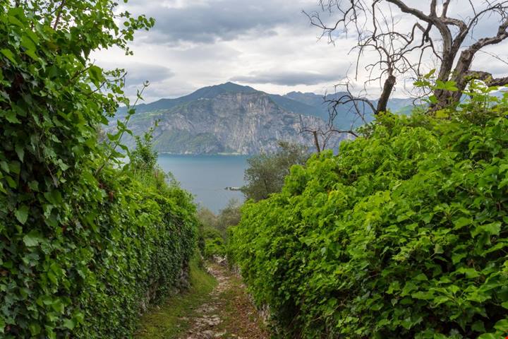 Nessuna auto può arrivarci: il borgo fantasma sul Lago di Garda dove il tempo si è fermato un secolo fa