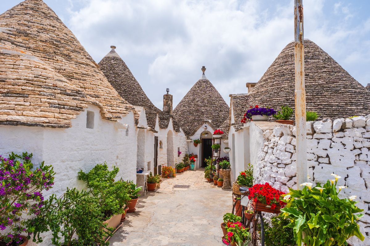 Dormire tra i trulli e ballare a ritmo di pizzica: qui ogni vacanza diventa un concentrato di magia