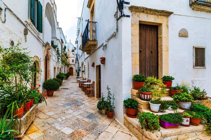 Dormire tra i trulli e ballare a ritmo di pizzica: qui ogni vacanza diventa un concentrato di magia