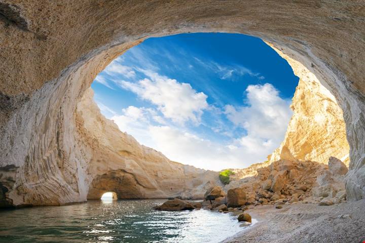 Eviti il meltemi e ti godi il mare senza caos: a maggio devi assolutamente scoprire queste 3 isole della Grecia