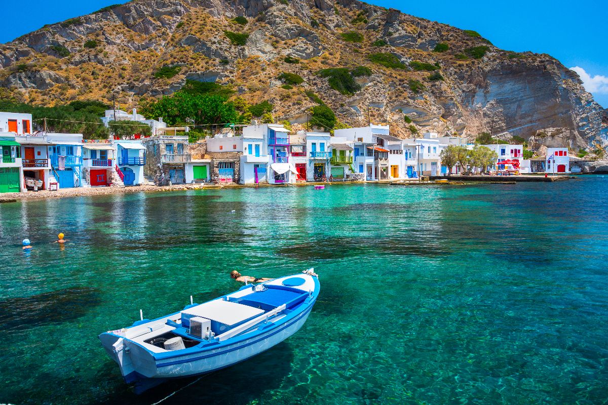 Eviti il meltemi e ti godi il mare senza caos: a maggio devi assolutamente scoprire queste 3 isole della Grecia