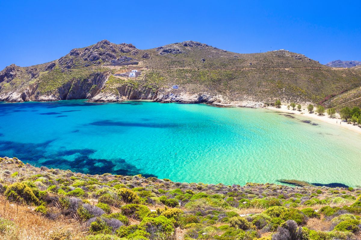 Eviti il meltemi e ti godi il mare senza caos: a maggio devi assolutamente scoprire queste 3 isole della Grecia