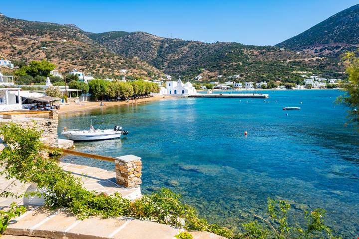 Eviti il meltemi e ti godi il mare senza caos: a maggio devi assolutamente scoprire queste 3 isole della Grecia