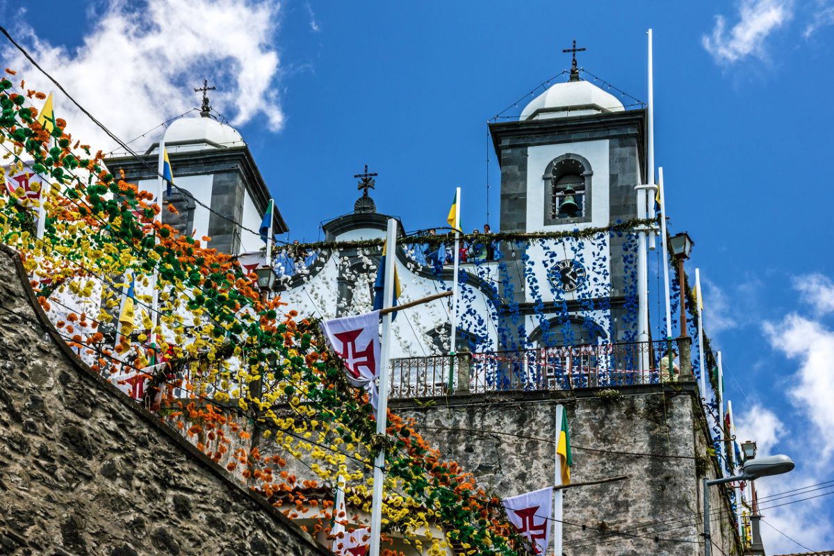 Qui a maggio c'è la festa più instagrammabile al mondo: hai mai visto l'isola dell'eterna primavera?