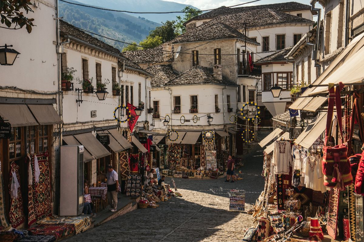 L'antico borgo ottomano dell'Albania è la città di pietra sospesa nel tempo che ti lascerà senza fiato