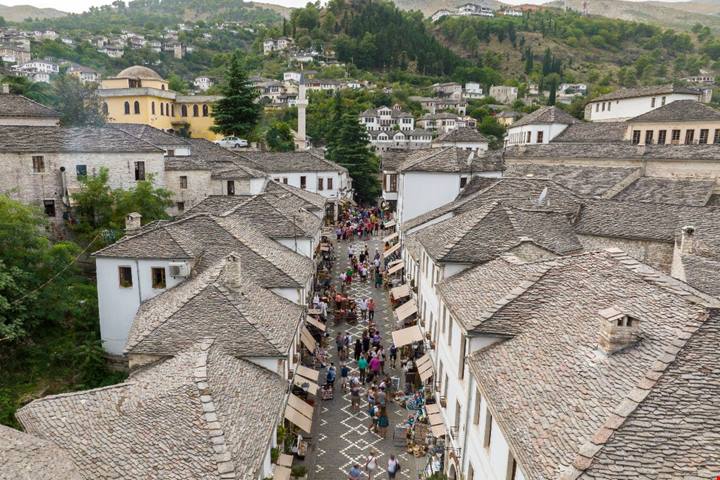 L'antico borgo ottomano dell'Albania è la città di pietra sospesa nel tempo che ti lascerà senza fiato