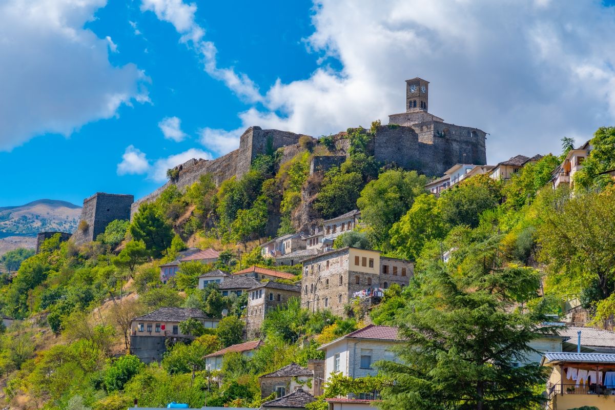 L'antico borgo ottomano dell'Albania è la città di pietra sospesa nel tempo che ti lascerà senza fiato