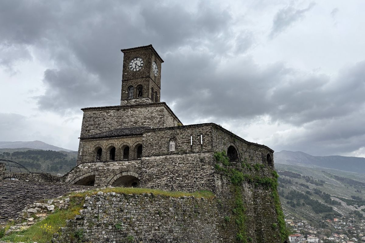 L'antico borgo ottomano dell'Albania è la città di pietra sospesa nel tempo che ti lascerà senza fiato