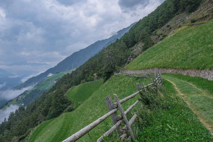 Sembra la Scandinavia ma siamo nel cuore dell'Alto Adige: un trekking da sogno tra i 10 laghi che in pochi conoscono