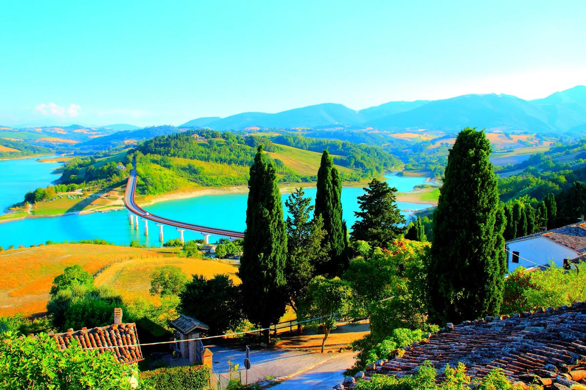 Da un tempio nella roccia a borghi fatati: 5 tesori delle Marche che sembrano usciti da un libro di favole