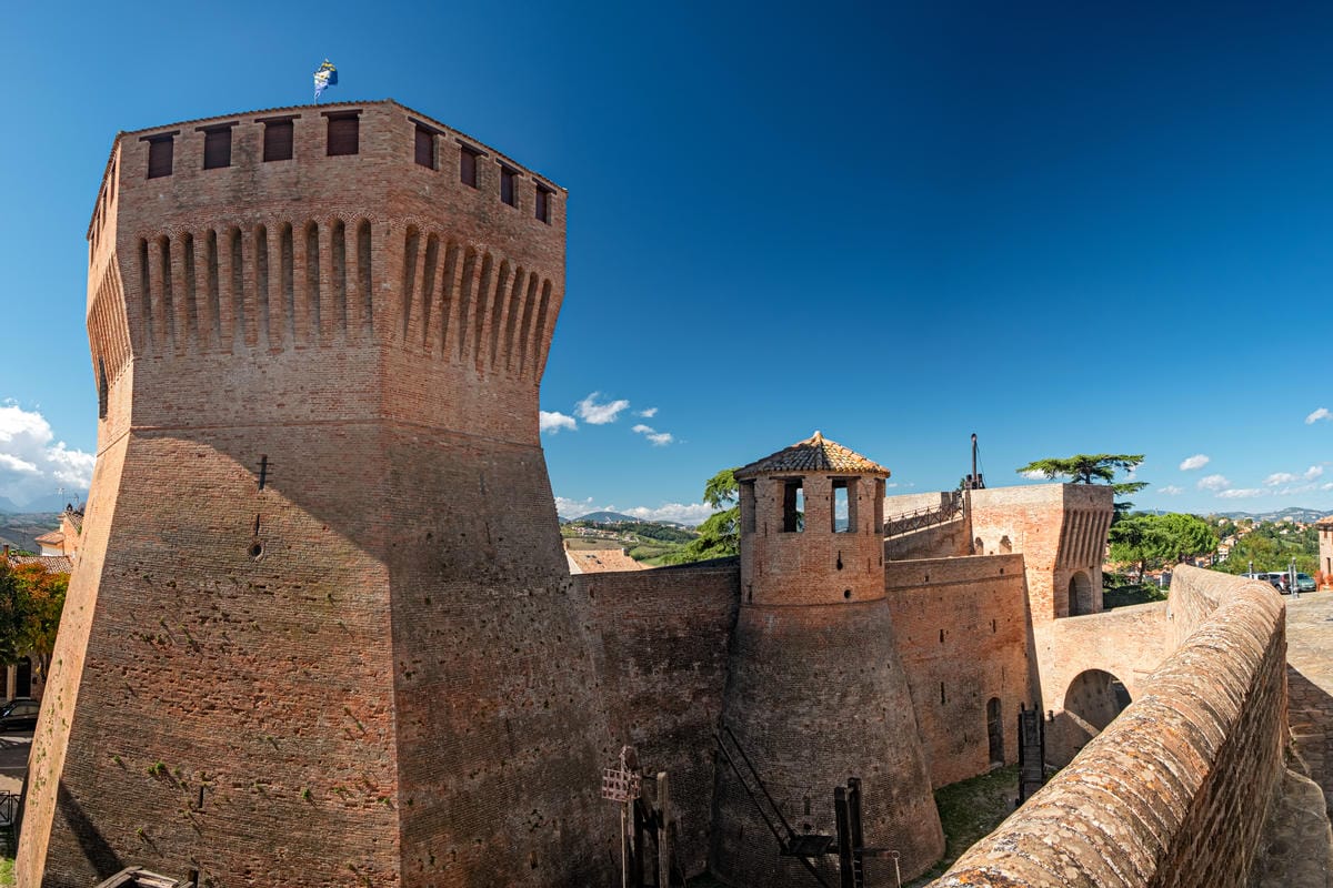 Da un tempio nella roccia a borghi fatati: 5 tesori delle Marche che sembrano usciti da un libro di favole