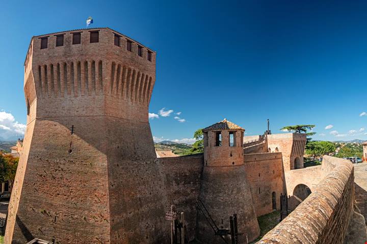 Da un tempio nella roccia a borghi fatati: 5 tesori delle Marche che sembrano usciti da un libro di favole
