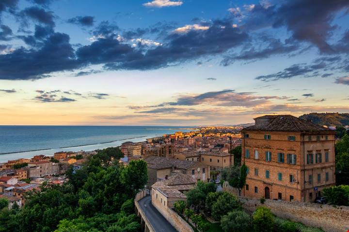 Da un tempio nella roccia a borghi fatati: 5 tesori delle Marche che sembrano usciti da un libro di favole