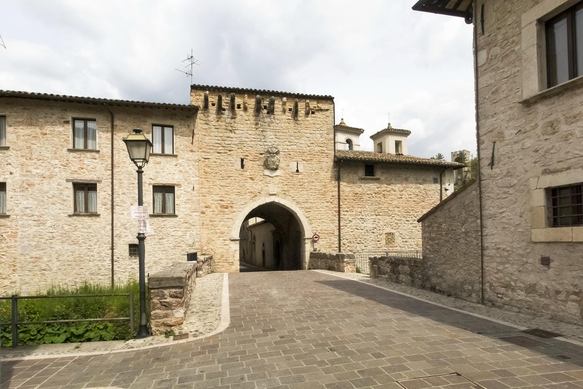 Da un tempio nella roccia a borghi fatati: 5 tesori delle Marche che sembrano usciti da un libro di favole