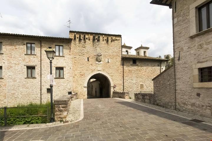 Da un tempio nella roccia a borghi fatati: 5 tesori delle Marche che sembrano usciti da un libro di favole