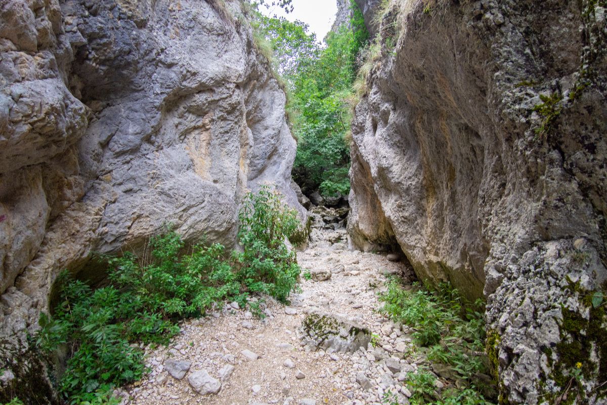 Sembra l'Arizona ma siamo nel cuore dell'Abruzzo: il canyon mozzafiato con pareti alte 200 metri