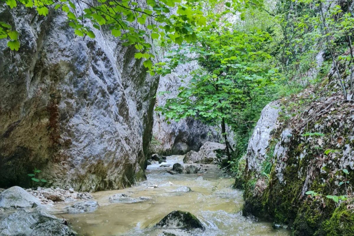 Sembra l'Arizona ma siamo nel cuore dell'Abruzzo: il canyon mozzafiato con pareti alte 200 metri