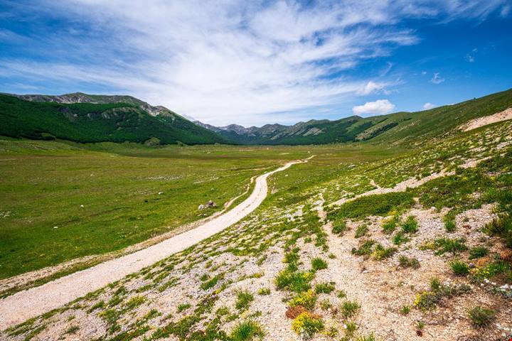 Sembra l'Arizona ma siamo nel cuore dell'Abruzzo: il canyon mozzafiato con pareti alte 200 metri