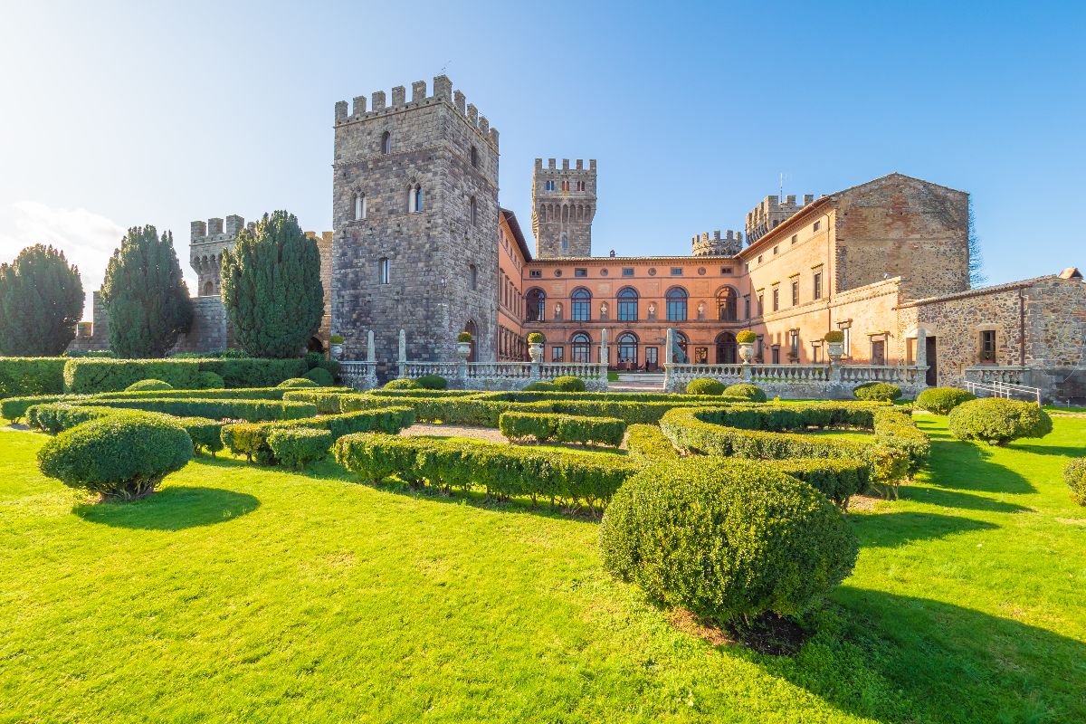 A due passi da Viterbo c'è la foresta di Biancaneve: il sentiero segreto tra massi lavici e alberi secolari