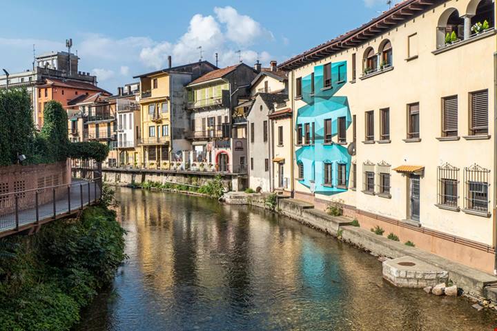 È il piccolo lago più bello del Nord Italia, e in questi 3 borghi potrai scoprire tutta la sua magia