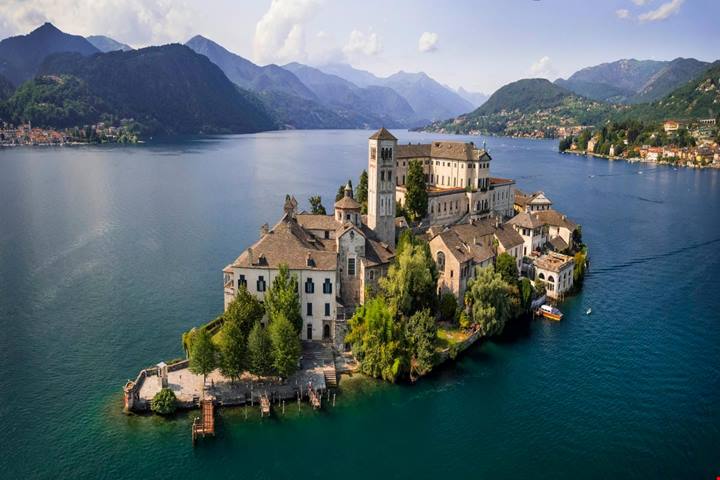 È il piccolo lago più bello del Nord Italia, e in questi 3 borghi potrai scoprire tutta la sua magia