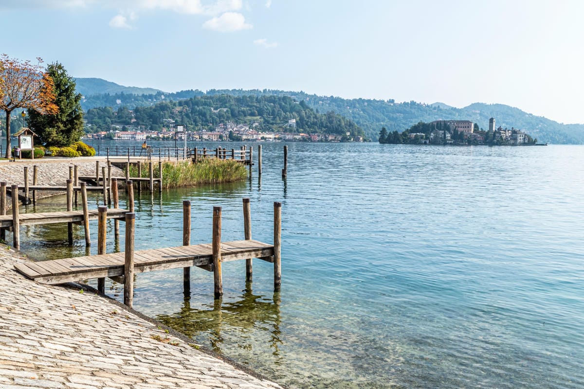 È il piccolo lago più bello del Nord Italia, e in questi 3 borghi potrai scoprire tutta la sua magia
