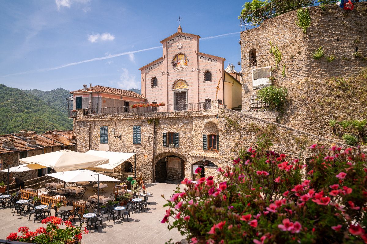Vicoli in pietra e finestre fiorite: nell'entroterra della Liguria c'è un borgo da cartolina che ti farà innamorare