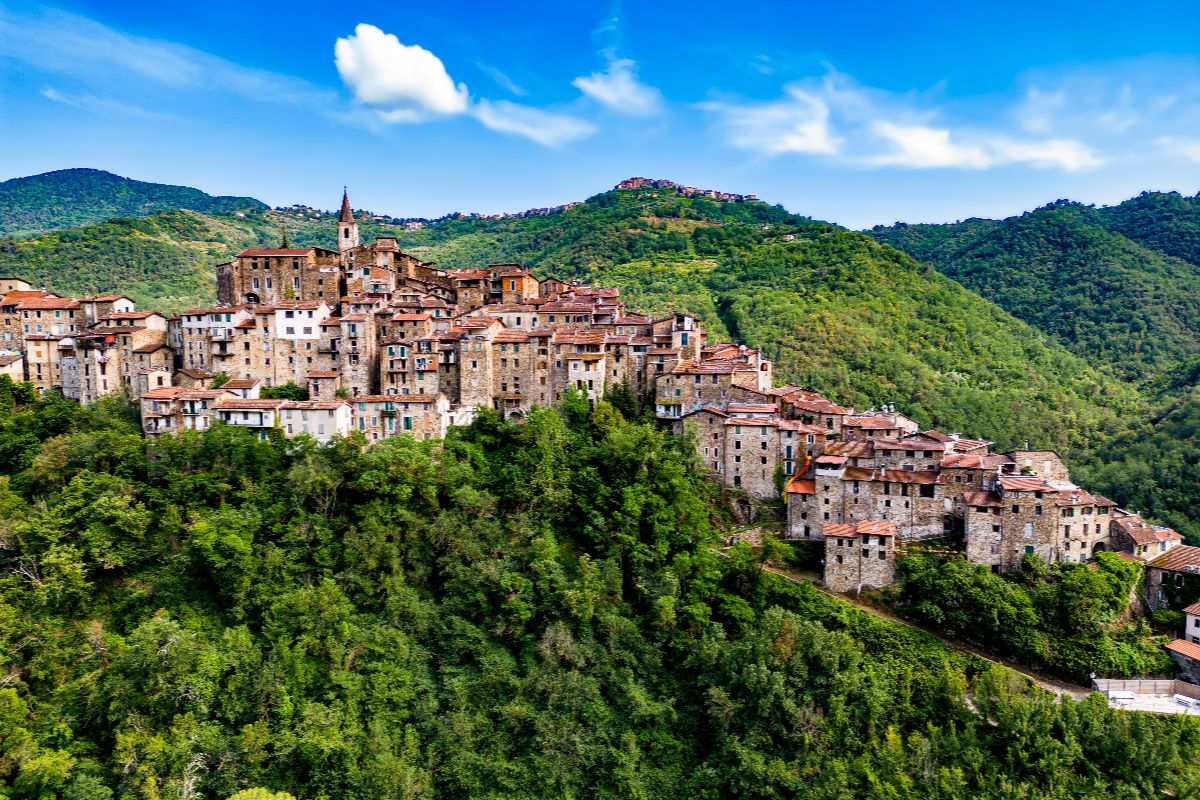 Vicoli in pietra e finestre fiorite: nell'entroterra della Liguria c'è un borgo da cartolina che ti farà innamorare