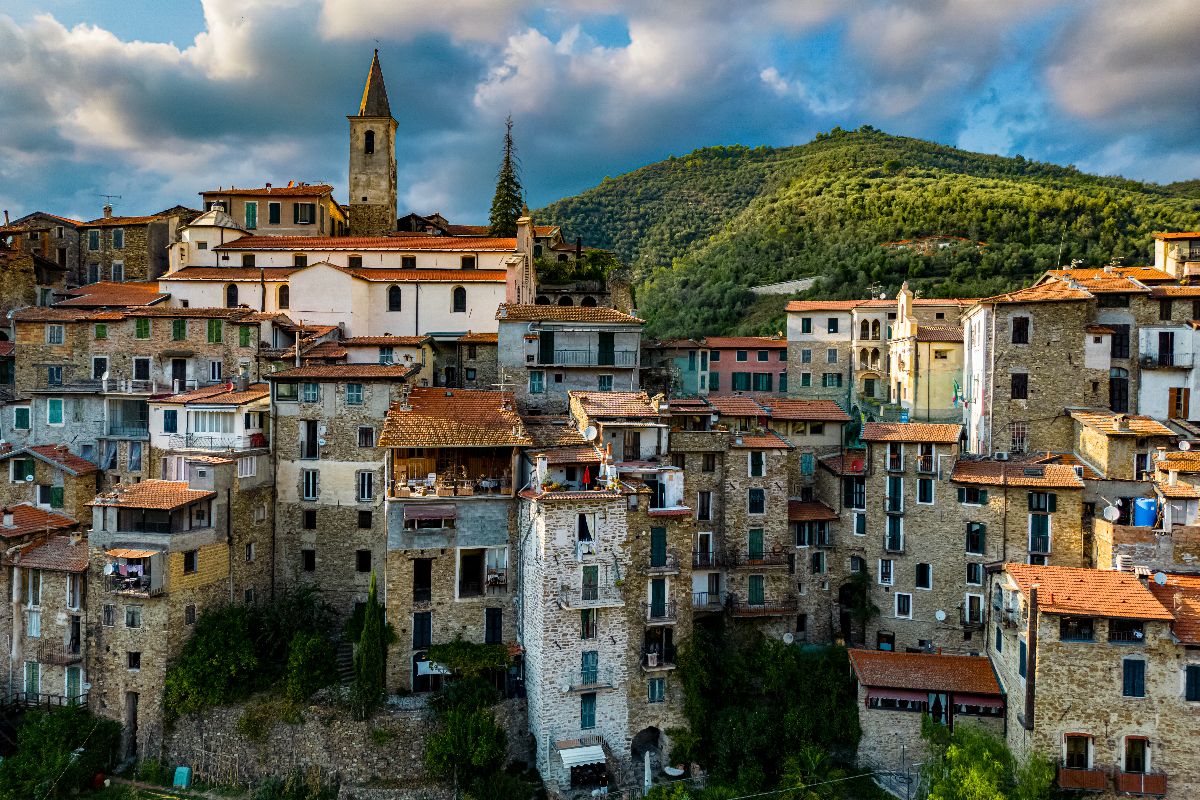 Vicoli in pietra e finestre fiorite: nell'entroterra della Liguria c'è un borgo da cartolina che ti farà innamorare