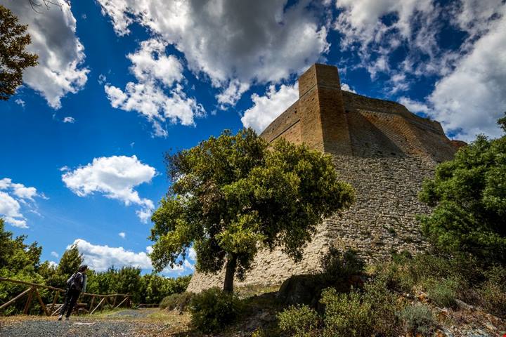 La Toscana che non ti aspetti è racchiusa nel borgo circondato dalla Valle del Diavolo
