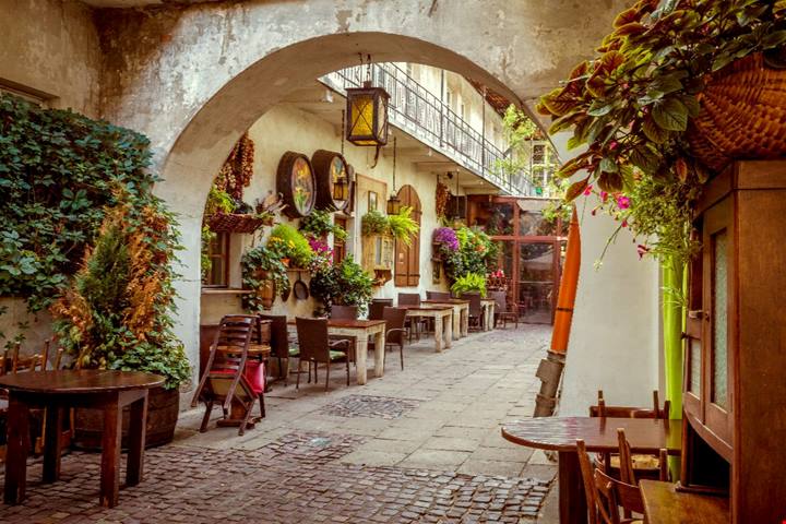Il civico che ha cambiato il destino del mondo: l'incredibile viaggio nel cuore della Polonia più profonda