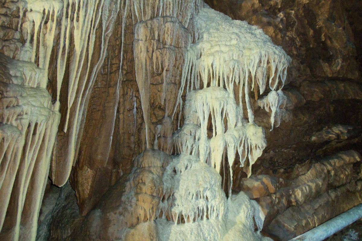 È il cuore blu del Basso Lazio: da queste grotte nasce un piccolo laghetto dalla forma romanticissima