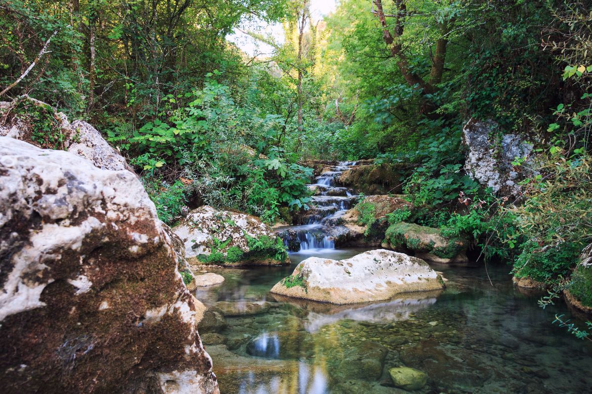 È il cuore blu del Basso Lazio: da queste grotte nasce un piccolo laghetto dalla forma romanticissima