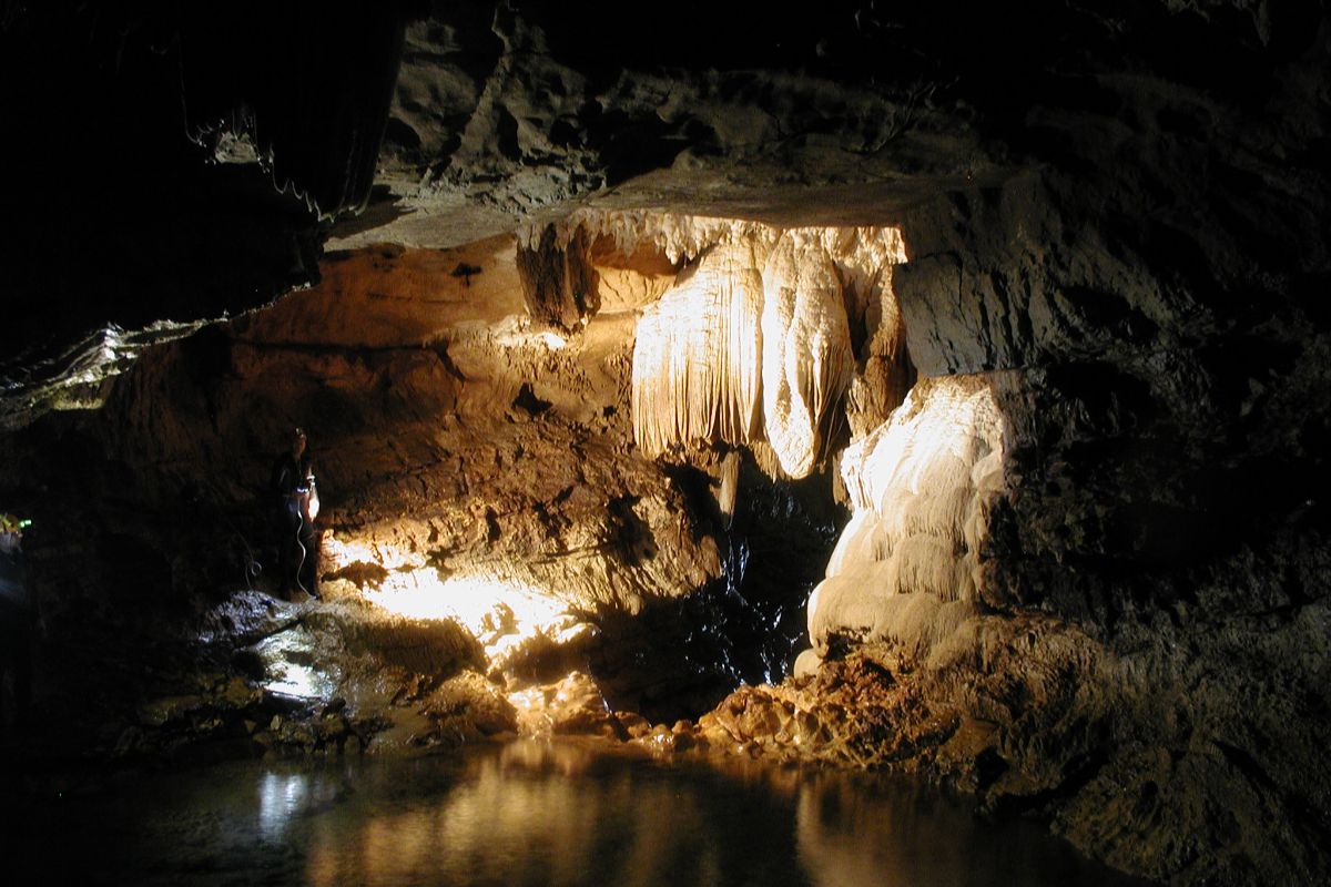 È il cuore blu del Basso Lazio: da queste grotte nasce un piccolo laghetto dalla forma romanticissima