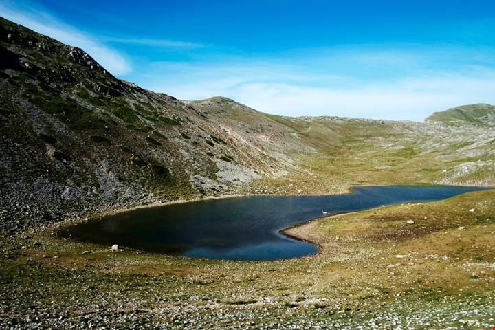 A quasi 1800 metri d'altezza sugli Appennini del Lazio c'è il piccolo lago che 50 anni fa divenne improvvisamente famoso